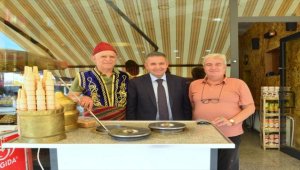 Kırşehir Valisi Buhara, tarihi Uzun Çarşı'da esnafla bir araya geldi