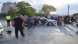 Konya'da iki otomobilin çarpıştığı kazada 13 kişi yaralandı