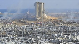 Lübnan'da 2 yıl önceki liman patlamasının enkazından alevler yükseldi