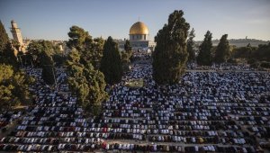 Mescid-i Aksa'da bayram namazı 150 bin kişiyle kılındı