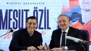 Mesut Özil Başakşehir'e imzayı attı: Sadece bir kulübe gidebilirdim o da Başakşehir'di