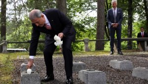 Milli Savunma Bakanı Akar, Letonya'daki Türk Şehitliği'ni ziyaret etti