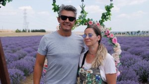 Mor renk tutkunu çift lavanta bahçesinde huzur buldu