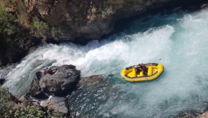 Müküs Çayı'na düşen hemşireyi arama çalışmaları su altı kamerasıyla sürüyor
