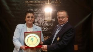 'Nizar Kabbani Nişanı' yazar Peren Birsaygılı Mut'a takdim edildi