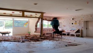 Okul müdürü ve öğretmenler yaz tatillerini okulun bakımını yaparak geçiriyor