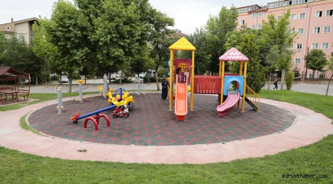 Parklardaki çocuk alanları zemini kauçuk kaplanıyor
