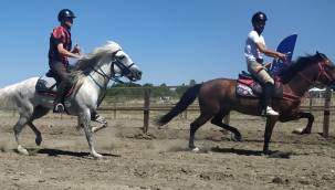 Rahvan at yarışları nefes kesti