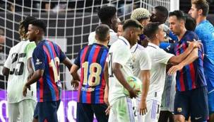 Real Madrid - Barcelona maçında saha karıştı