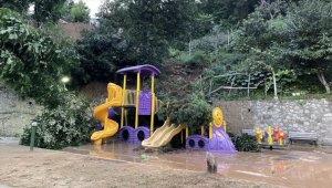 Rize'de toprak kayması sonucu çocuk parkı zarar gördü