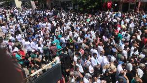 Sağlık Bakanı Koca’ya alkışlı ve ıslıklı protesto 