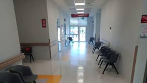 Sağlıkta şiddet her şeye rağmen devam ediyor: Doktorla tartıştı, araya giren ebe ve hemşireyi...