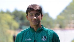 Sakaryaspor'un genç oyuncusu Berkay Kurubacak'ın şampiyonluk hayali var