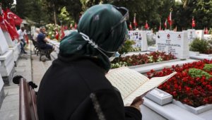 Şehit aileleri bayramın ilk gününde Edirnekapı Şehitliği'ni ziyaret etti