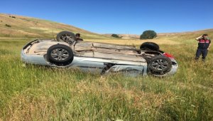 Sivas'ta devrilen otomobildeki 1 kişi öldü, 2 kişi yaralandı