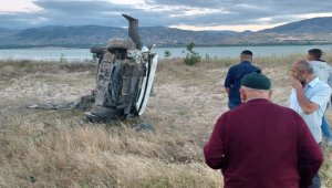 Sivas'ta şarampole devrilen otomobildeki 2 kişi yaralandı 