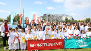 Spor Okulları Açılışına Katılan Başkan Büyükkılıç'a Genç ve Miniklerin Yoğun İlgisi