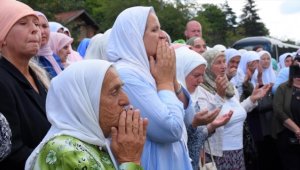 Srebrenitsa soykırımı kurbanlarının yakınları sevdiklerinin katledildikleri yerlerde dua etti
