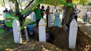 Srebrenitsa soykırımının kurbanlarının mezarları kemik ilavesi için yeniden açılıyor