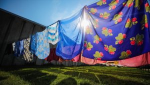 Srebrenitsa'daki 'Bir Annenin Eşarbı' projesinde 180 ülkeden 9 bin eşarp sergileniyor