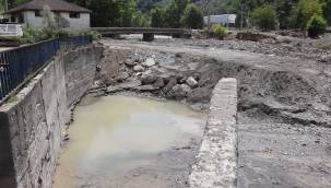 Su felaketinin izleri siliniyor 