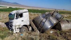 Süt kamyonu yoldan çıktıı