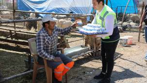 Talas Belediyesi'nden Kurban Pazarında Dondurma İkramı 