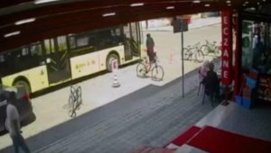 Ters yöne giren İETT otobüsünün çarptığı anneyle çocuk yaralandı