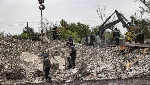 Ukrayna'da Rusya'nın vurduğu Çasov Yar şehrinde arama-kurtarma çalışmaları sürüyor