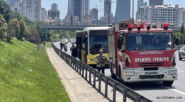 Ümraniye'de arıza yapan İETT otobüsünün motorundan dumanlar yükseldi