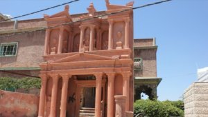 Ürdünlü heykeltıraş Ebu Haldun'un eserleri evinin bahçesinde sergileniyor