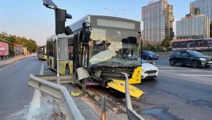 Üsküdar'da İETT otobüsü bariyerlere saplandı