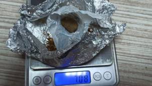 Uyuşturucu maddeyi metruk binaya atan 2 şüpheli yakalandı