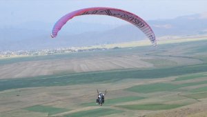 Yamaç paraşütü eğitmenleri şehit oğlunun uçma hayalini gerçekleştirdi