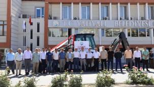 Yeni kazıcı yükleyici 