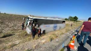 Yolcu otobüsü yoldan çıktı: 13 yaralı