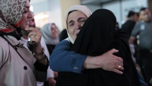 Yurda dönen ilk hacı kafilesi İstanbul Havalimanı'nda gözyaşlarıyla karşılandı