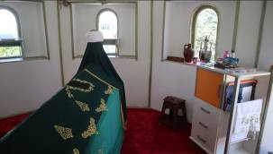 Zarar gören türbe ziyarete açıldı 