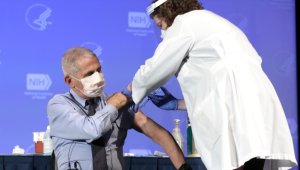 ABD'de Kovid-19 döneminin sembol isimlerinden Dr. Fauci istifa ediyor