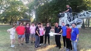 Ağaçta kalan İHA’yı itfaiyeA kurtardı