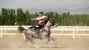 Ailesinden etkilenerek başladığı ata sporunda takımın en genç ciritçisi oldu