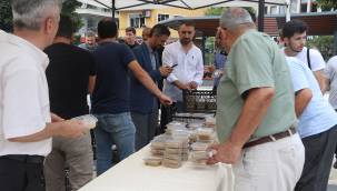 Akçaabat'ta aşure dağıtıldı