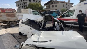 Aksaray'da otomobilin kamyona çarpması sonucu 2 kişi öldü