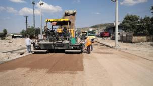 Alt yapısı yenilenen ali efe yolu sokak'ta üstyapı çalışmaları başladı 