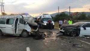 Amasya'da tarım işçilerini taşıyan minibüs ile otomobilin çarpıştığı kazada 20 kişi yaralandı