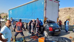 Ankara'da park halindeki tıra çarpan otomobildeki 4 kişi öldü 1 kişi yaralandı