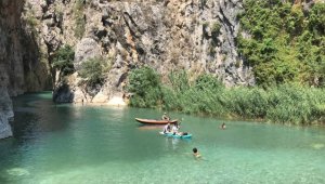 Antalya'da sıcaktan bunalanlar Kapuz Kanyonu'nda serinliyor