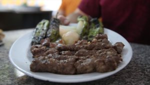 Antalya'nın katkısız lezzeti: Şiş köfte