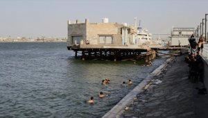 Aşırı sıcaklara sahne olan Basra'da uzun süreli elektrik kesintileri yaşanıyor