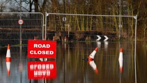 Aşırı sıcakların etkili olduğu İngiltere'nin bir kasabasında şiddetli yağış hayatı felç etti